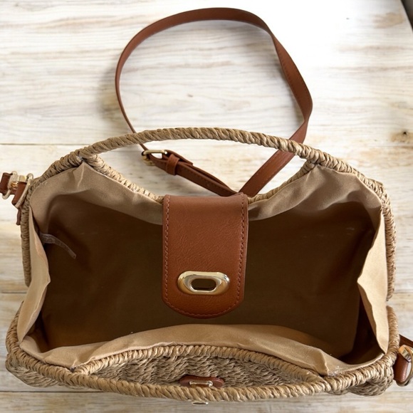 Elegant Tan Woven Shoulder Bag - Picture 4 of 7
